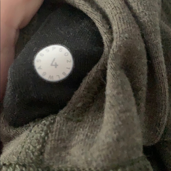 Limited addition army green lulul Capri legging - Picture 4 of 4